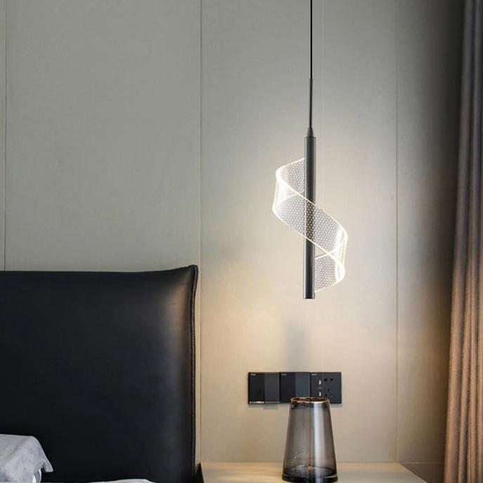 Suspension LED moderne dorée pour salon. Éclairage design minimaliste et économe en énergie.