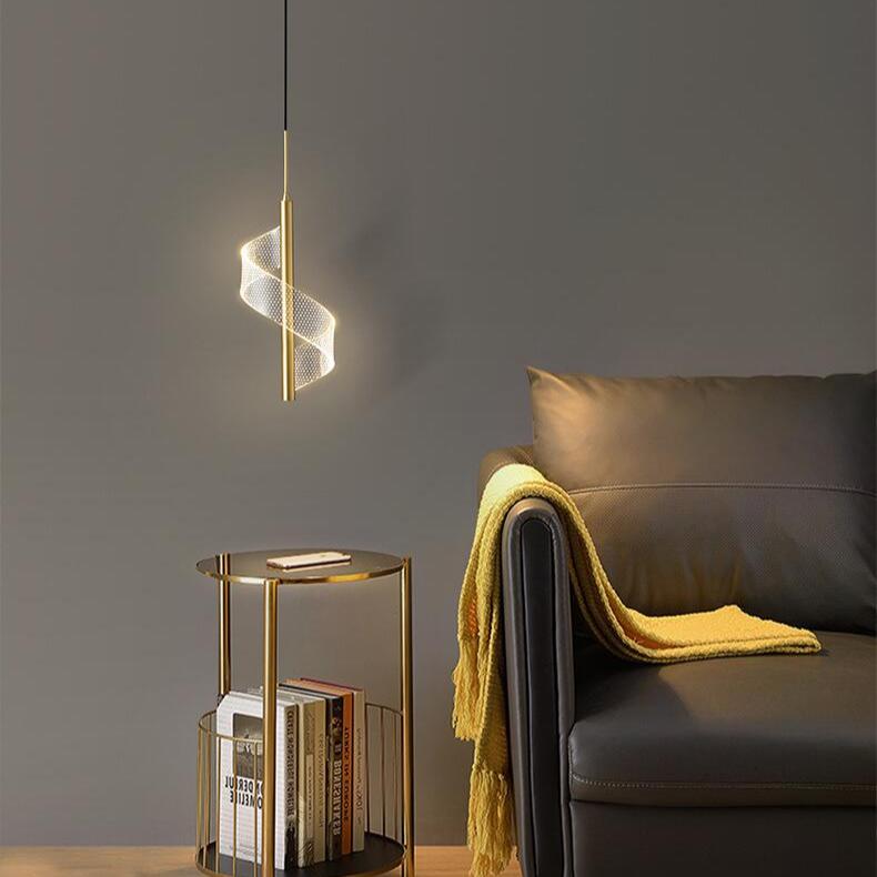 Suspension LED contemporaine or/noir. Luminaire design minimaliste pour éclairage intérieur économe.