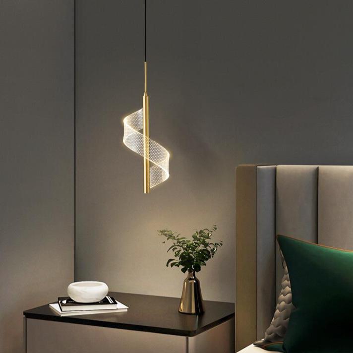 Suspension LED contemporaine pour salle à manger. Luminaire design or, éclairage économe.