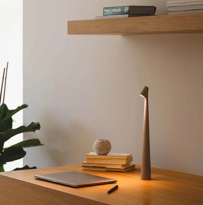 Lampe LED portable, rechargeable, pour éclairer facilement tous vos espaces.