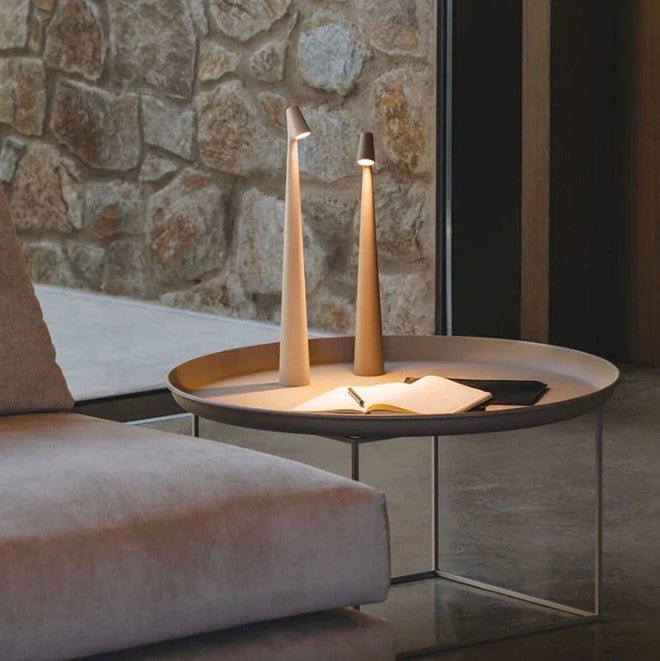 Lampe de chevet LED rechargeable, design épuré, éclairage ajustable pour lecture.