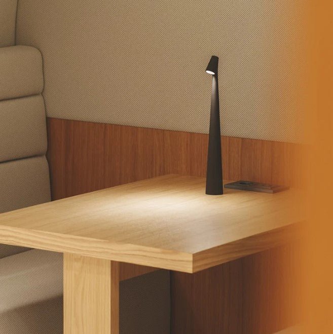 Lampe LED rechargeable, design scandinave, lumière douce, parfaite pour la lecture.