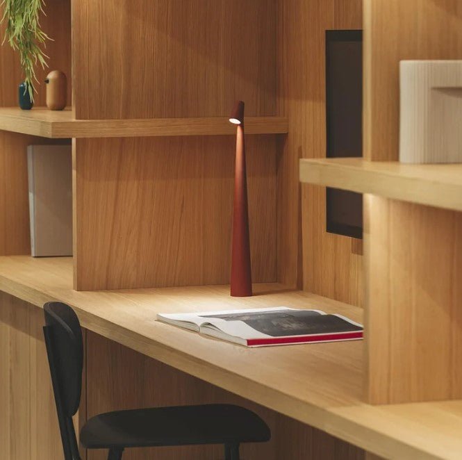 Lampe d'appoint LED rechargeable, style contemporain, parfaite pour toute pièce à vivre.