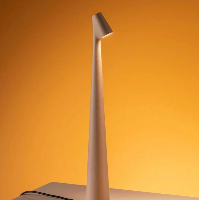 Lampe de table LED moderne, sans fil, dimmable, pour un design intérieur soigné.