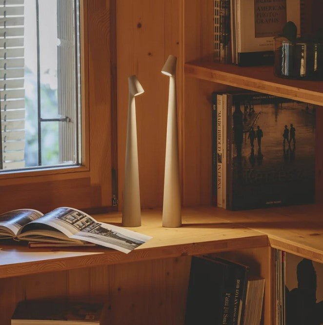 Lampe de table LED sans fil, élégante, dimmable, idéale pour des dîners intimes.