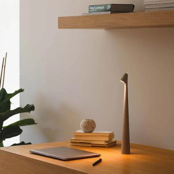 Lampe de table LED portable, rechargeable, lumière ajustable pour chaque occasion.