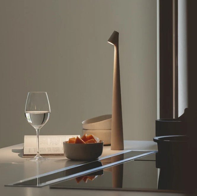 Lampe de table LED, sans fil, dimmable, parfaite pour salon, chambre ou bureau.