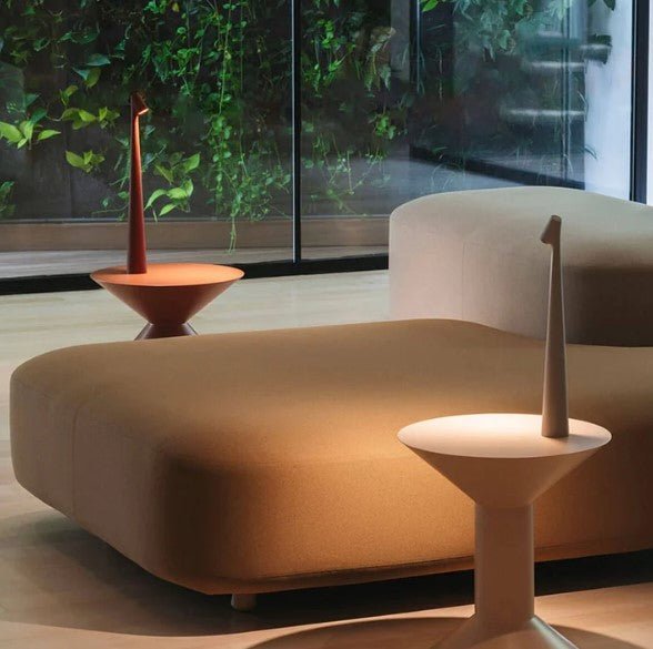 Lampe LED moderne, dimmable, sans fil, pour un éclairage intelligent et stylé.