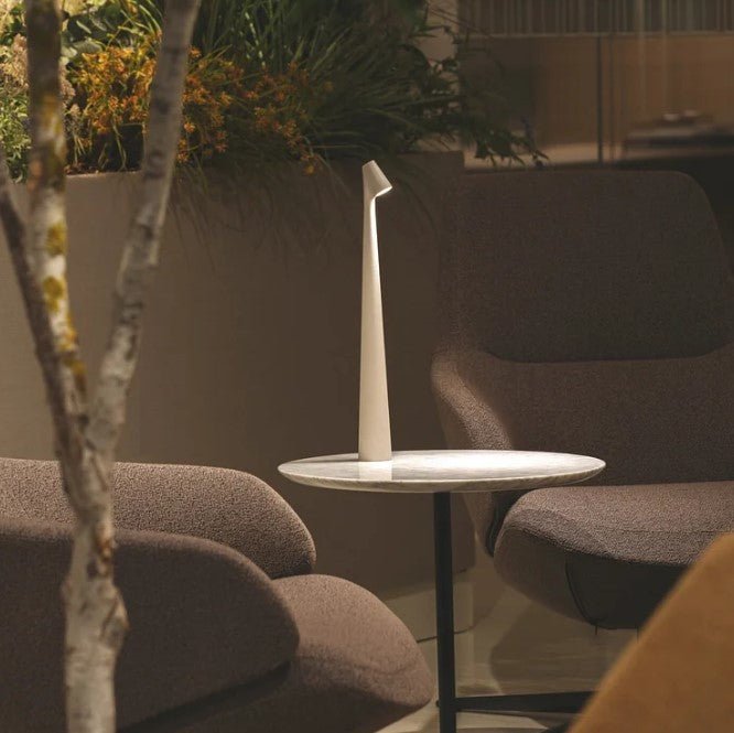 Lampe de table LED dimmable, portable, pour une lumière douce et adaptable à l'ambiance.