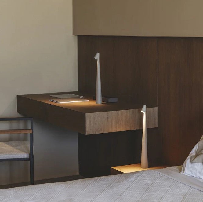Éclairage LED moderne, rechargeable, sans fil, ajoutant une touche contemporaine.