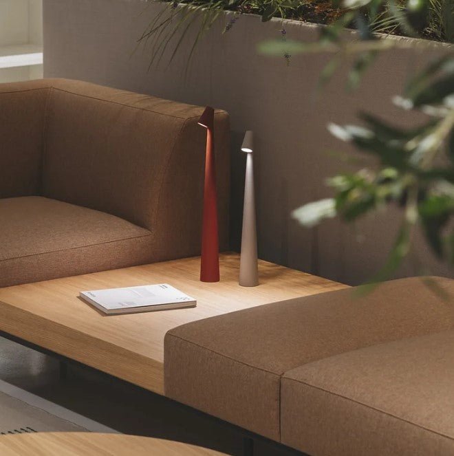 Lampe de table LED dimmable, sans fil, pour un éclairage adaptable et esthétique.