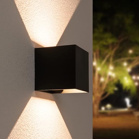 Applique murale LED avec lumière chaude réglable, design moderne en aluminium. Parfaite pour une ambiance cosy.