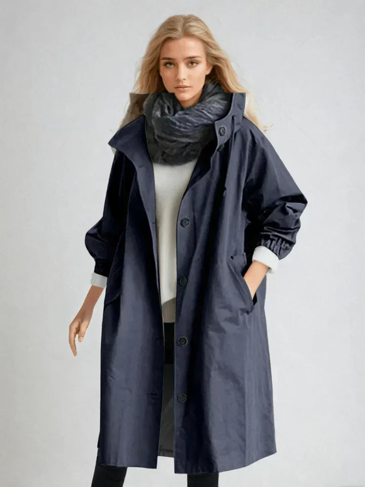 Imperméable femme long, chic et élégant. Manteau de pluie avec capuche et ceinture, idéal mi-saison.