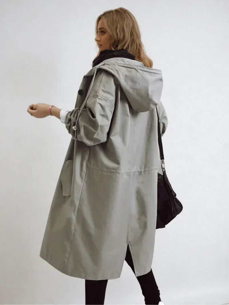 Veste longue femme chic, imperméable avec capuche. Manteau de pluie élégant et ceinturé pour mi-saison.