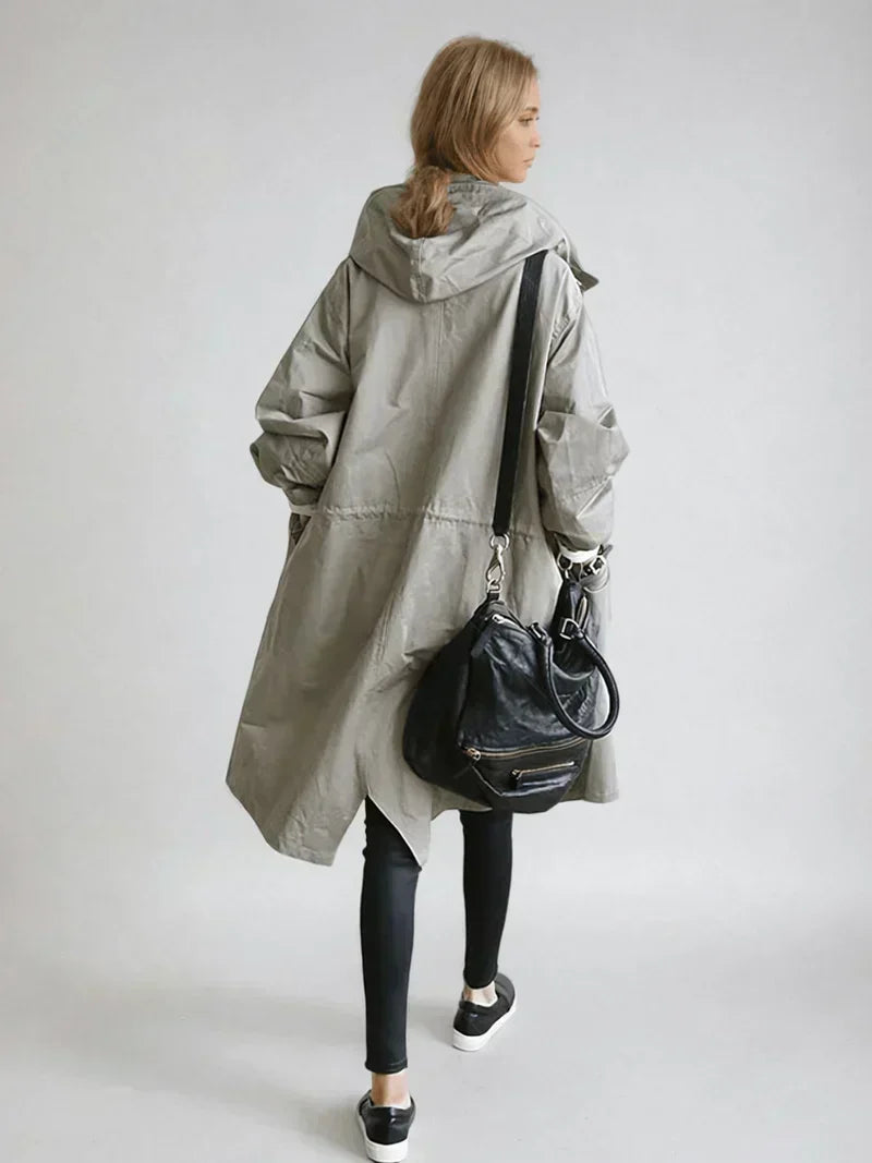 Manteau de pluie femme long, coupe-vent avec capuche ajustable et ceinture cintrée. Protection élégante.