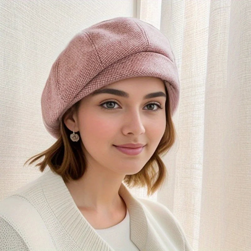 Bonnet femme élégant et chaud tricoté, style parisien pour l'hiver. Confort douillet et mode.