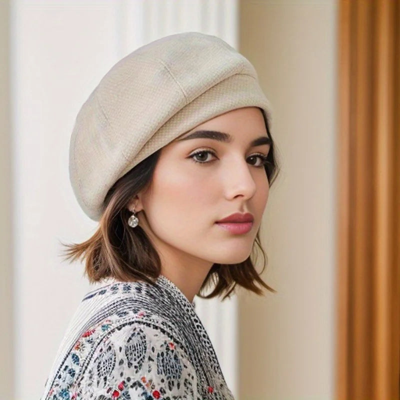 Bonnet femme élégant en tricot, parfait pour affronter le froid de l'hiver avec style parisien et confort.
