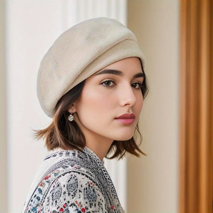 Bonnet femme élégant en tricot, parfait pour affronter le froid de l'hiver avec style parisien et confort.