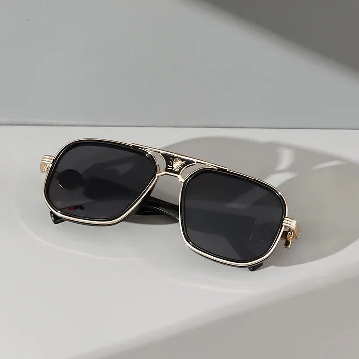 Accessoire mode été: lunettes de soleil femmes élégantes, monture métal raffinée, verres UV400 pour un look chic.