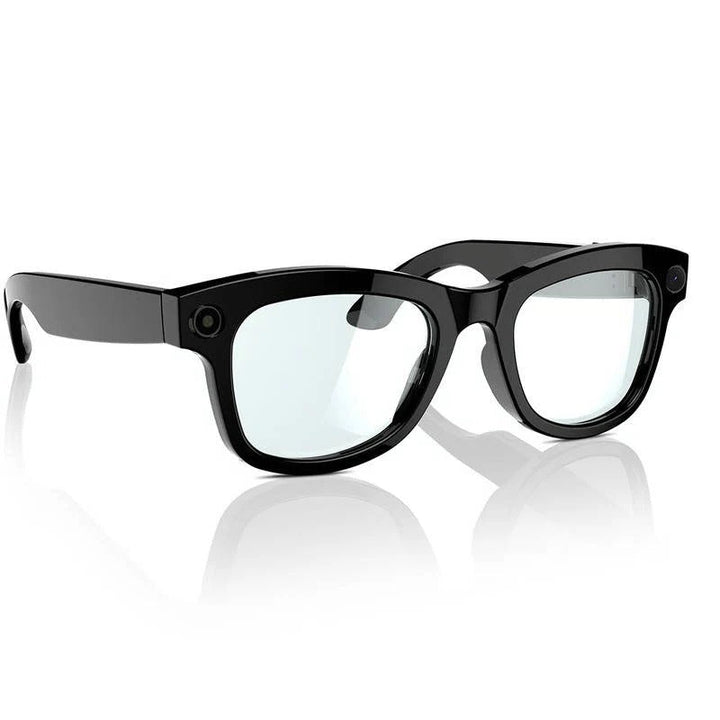 Personne portant des lunettes intelligentes enregistrant des vidéos HD et passant des appels mains libres avec Bluetooth.