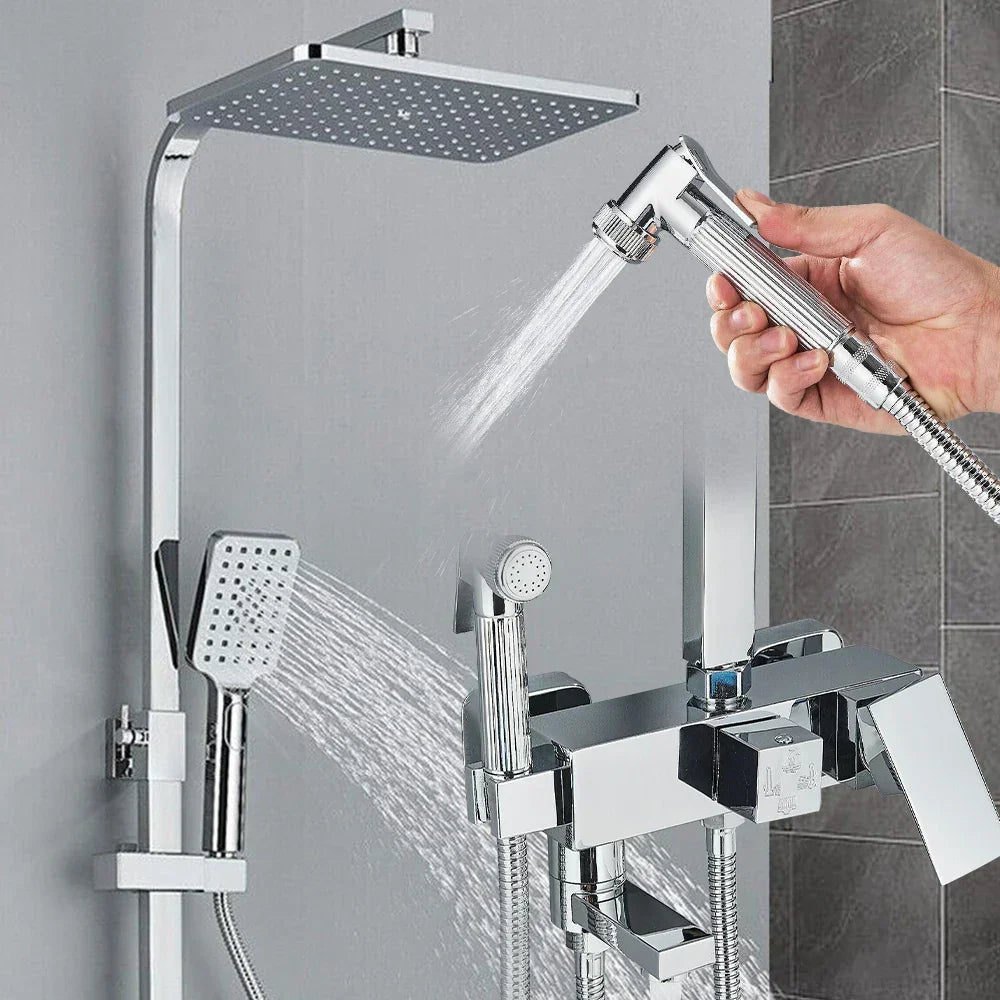 Ensemble douche pluie luxe laiton. Robinet design moderne, idéal pour salle de bain premium.