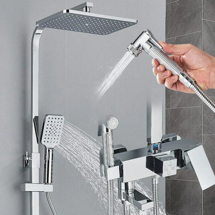Ensemble douche pluie luxe laiton. Robinet design moderne, idéal pour salle de bain premium.
