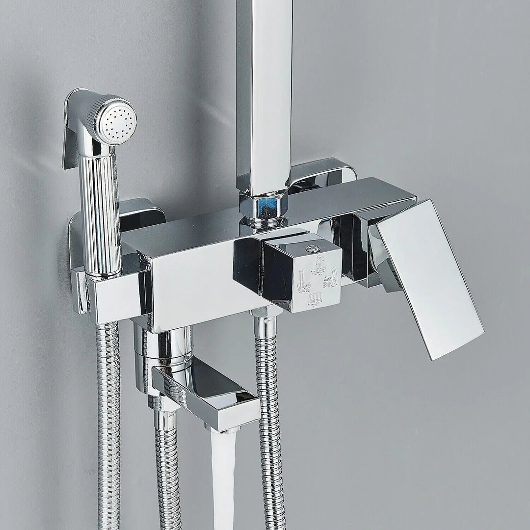 Robinetterie de douche pluie en laiton. Ensemble design moderne, luxe pour salle de bain contemporaine.
