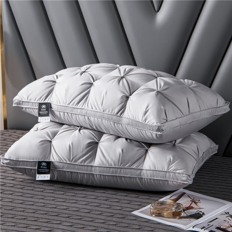 Détail du coussin en duvet d'oie haut de gamme, textile doux et confortable pour une chambre élégante et un sommeil optimal.
