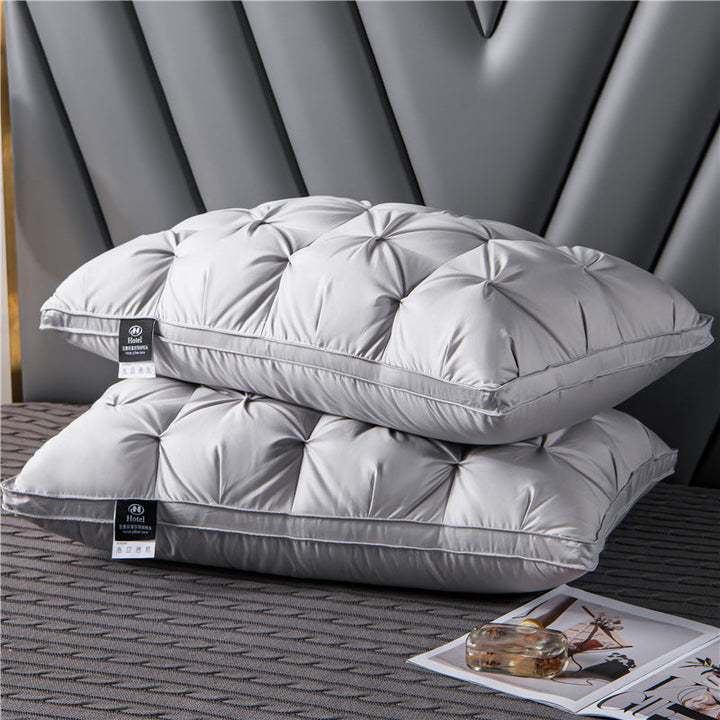 Détail du coussin en duvet d'oie haut de gamme, textile doux et confortable pour une chambre élégante et un sommeil optimal.