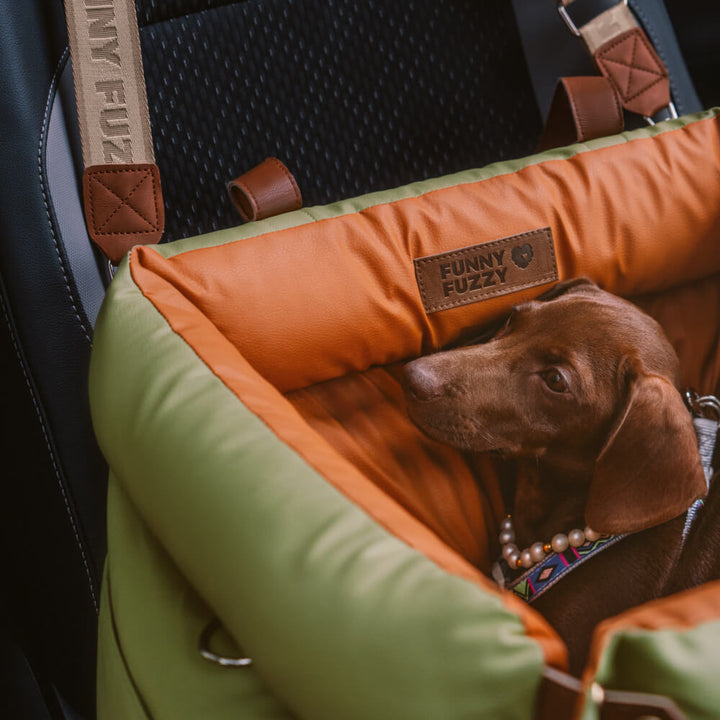 Lit de voyage pour chien en simili cuir, un cocon de luxe sécurisé.
