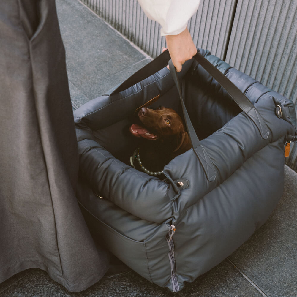 Siège auto pour chien en simili cuir, résistant et facile d'entretien.