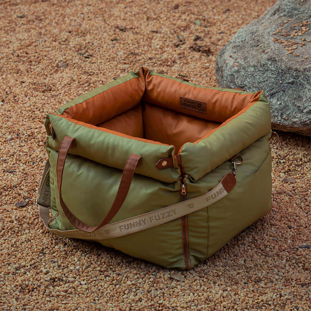 Voyagez zen avec votre chien grâce à ce siège auto premium.