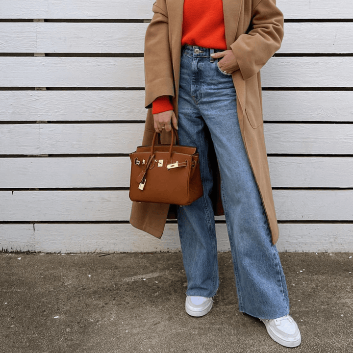 Accessoire de mode femme : sac à main tendance en cuir marron, parfait pour organiser vos essentiels.