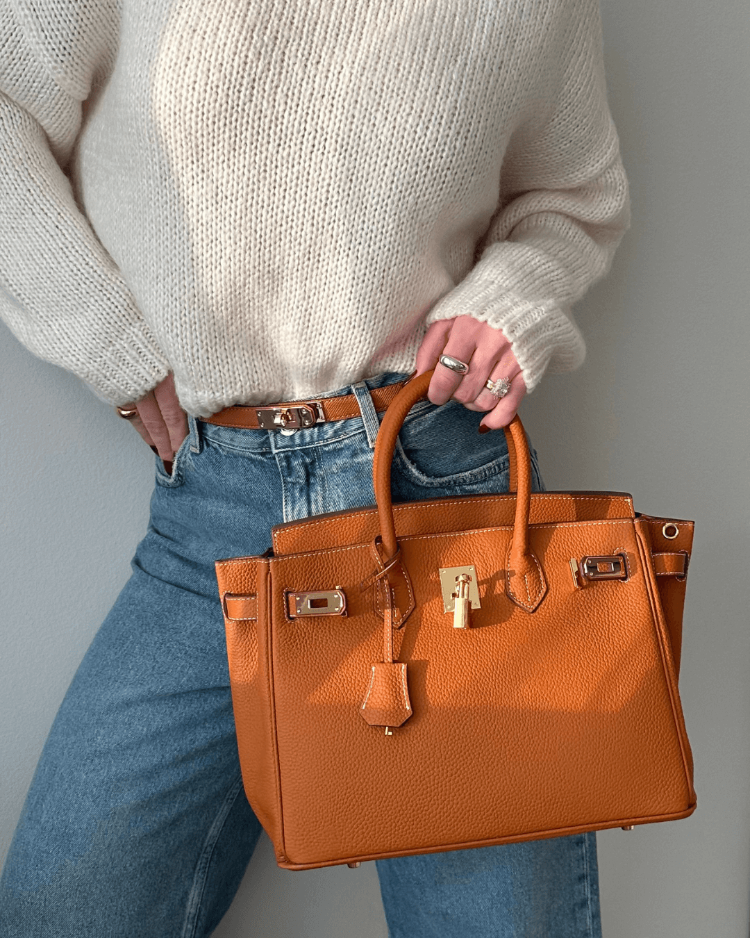 Sac à main en cuir véritable pour femme, design élégant et moderne, idéal pour un look chic.