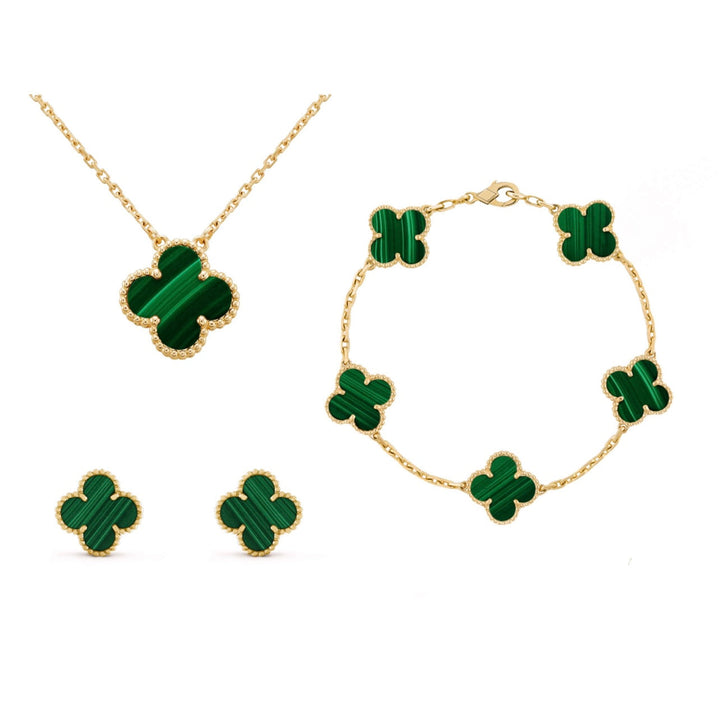 Bracelet trèfle délicat pour femme en nacre blanche, accompagné de boucles d'oreilles et collier assortis.