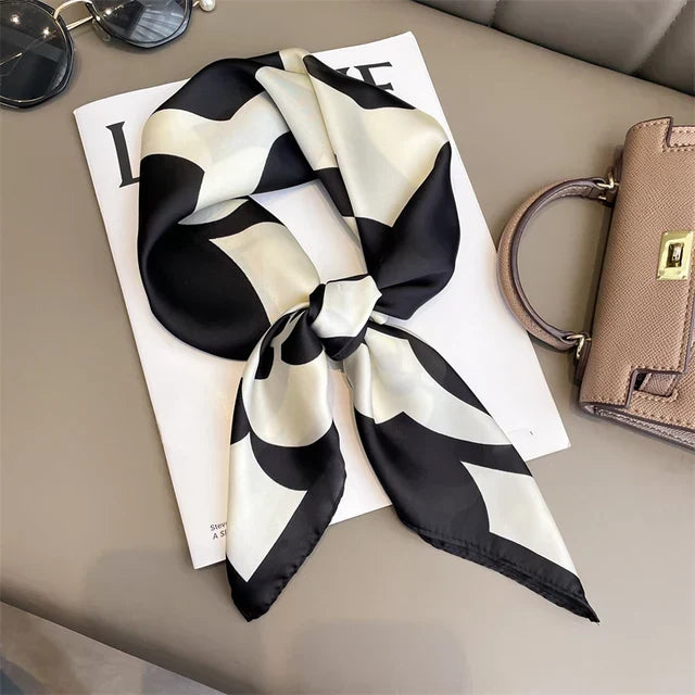 Foulard en soie carré pour femme, motifs élégants, accessoire de mode luxe.