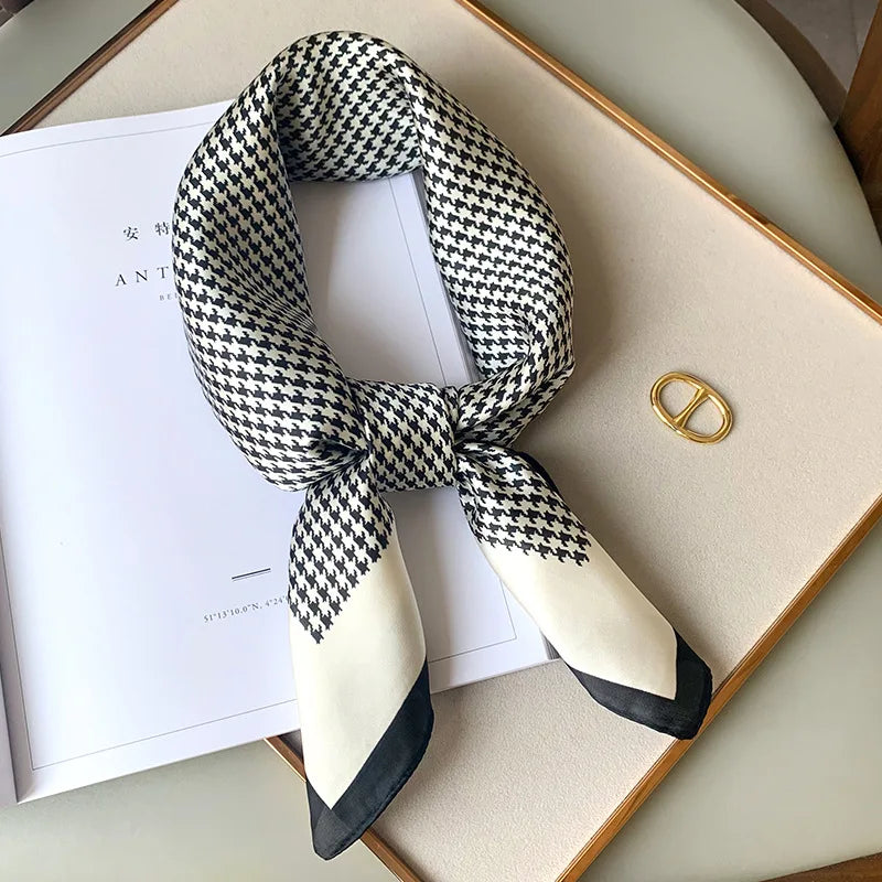Foulard en soie de luxe, motif à carreaux élégant, accessoire carré pour femme.