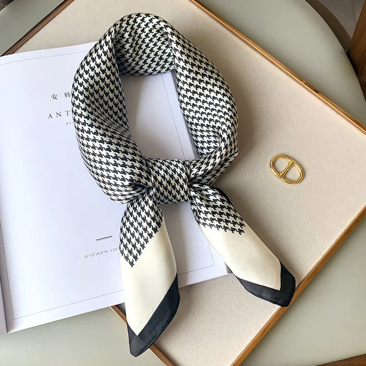 Foulard en soie de luxe, motif à carreaux élégant, accessoire carré pour femme.
