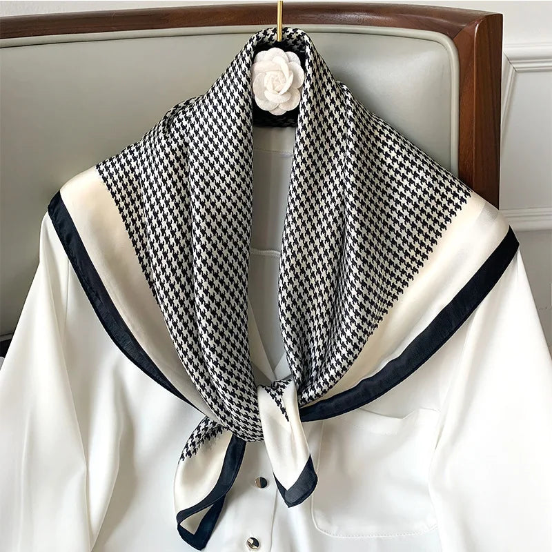 Foulard carré en soie, texture douce et motifs colorés, accessoire de mode pour femme.