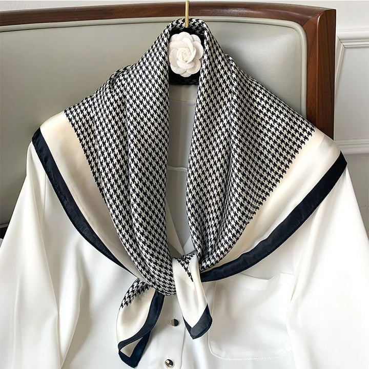 Foulard carré en soie, texture douce et motifs colorés, accessoire de mode pour femme.