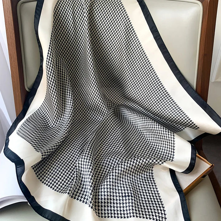 Cadeau idéal: foulard en soie carré pour femme, design élégant, un vrai luxe.