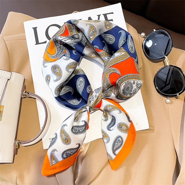 Foulard carré en soie naturelle, motifs raffinés, luxe et élégance pour femme moderne.