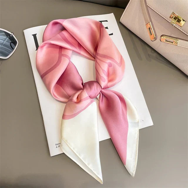 Chic foulard en soie pour femme, motif à carreaux, accessoire carré et luxueux.