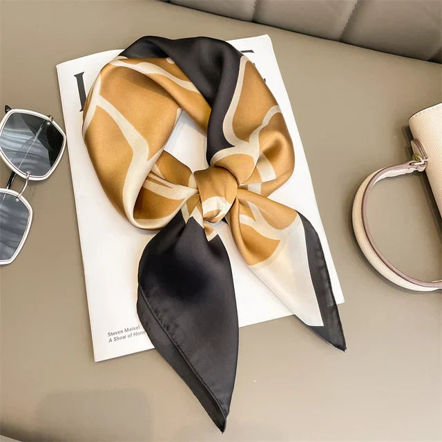 Foulard en soie à motifs pour femme, style carré élégant, parfait pour toutes occasions.