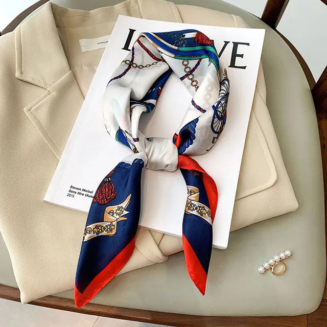 Précieux foulard carré en soie, design unique, accessoire de mode féminin et luxueux.