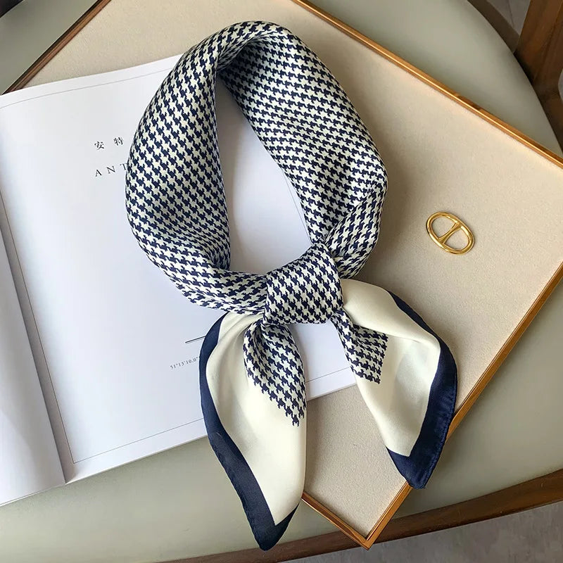 Magnifique foulard carré en soie pour femme, motifs détaillés, symbole d'élégance et luxe.