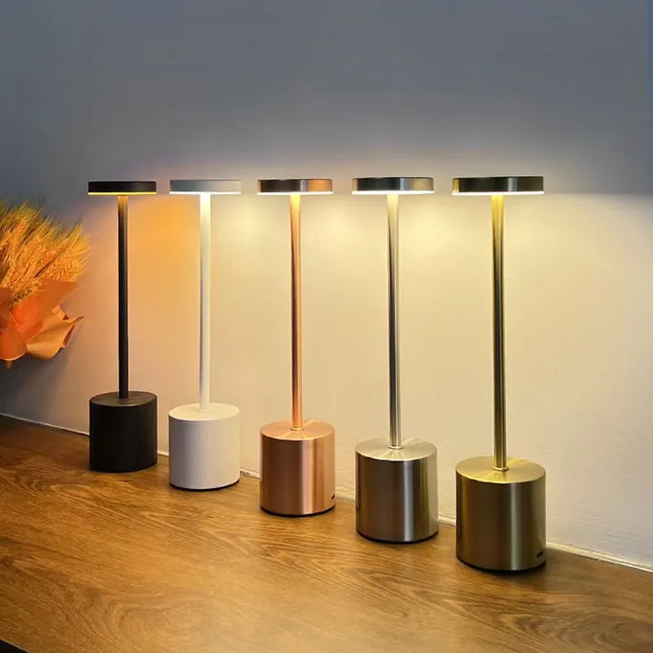 Lampe de table LED sans fil et rechargeable, design minimaliste, parfaite pour toute pièce moderne.