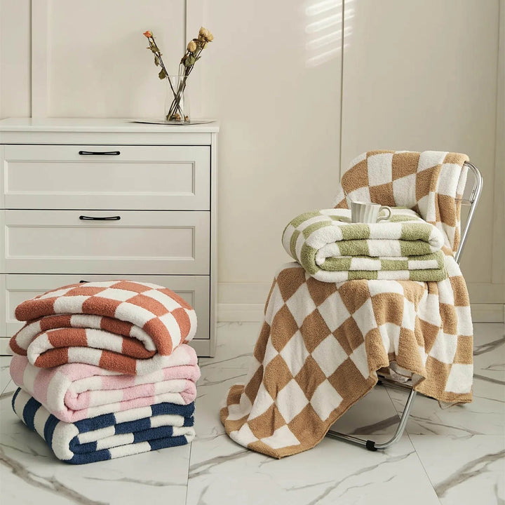 Plaid doux à carreaux multicolores pour salon. Confort et décoration élégante à la maison.