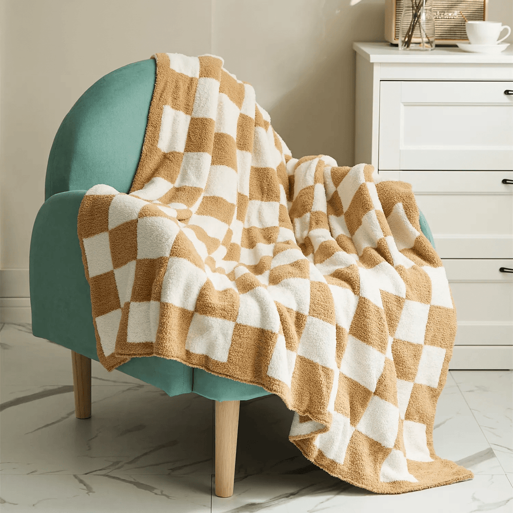 Couverture moelleuse à motif carreaux, idéale pour la chambre ou le canapé. Douceur assurée.