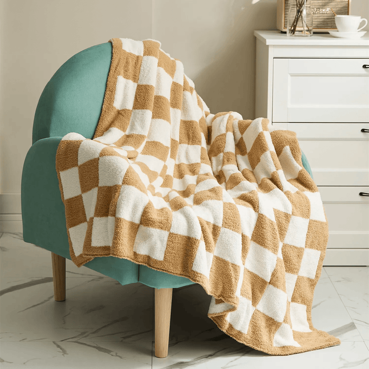 Couverture moelleuse à motif carreaux, idéale pour la chambre ou le canapé. Douceur assurée.